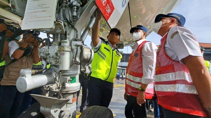 Menteri Perhubungan, Budi Karya Sumadi saat meninjau pergerakan arus mudik di Terminal 1B Bandara Soekarno-Hatta, Minggu (24/4/2022).