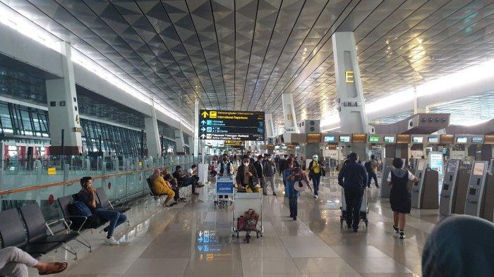 Suasana penumpang di Terminal 3 Bandara Soekarno-Hatta yang masih dipadati penumpang, Jumat (20/5/2022).