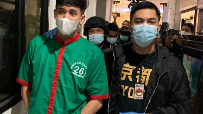 Tersangka Askara Parasady Harsono saat dihadirkan di Polres Metro Jakarta Barat, Selasa (12/1/2021).