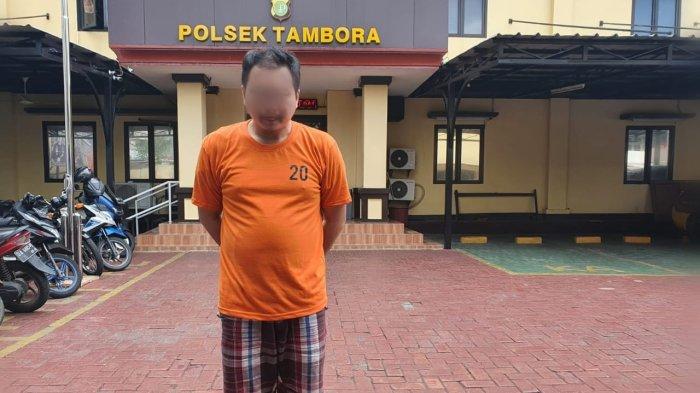 Sosok FS, tersangka pencabulan bocah perempuan 11 tahun, anak teman kerjanya di sebuah hotel di kawasan Pekojan, Tambora, saat diamankan di Polsek Tambora.