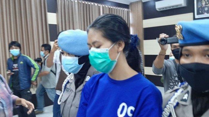 Tersangka Pengiriman Sate NA di Mapolres Bantul Senin (3/5/2021). NA mengaku sakit hati kepada Tomi, polisi senior di Yogyakarta.