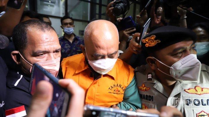 Tersangka Wali Kota Bekasi, Rahmat Effendi atau Pepen mengenakan rompi tahanan KPK digiring petugas dari Gedung KPK, Kuningan, Jakarta Selatan, Kamis (6/1/2022). KPK menetapkan 9 orang tersangka kasus suap pengadaan barang dan jasa serta lelang jabatan di Pemkot Kota Bekasi dan mengamankan barang bukti uang mencapai Rp 5,7 miliar dalam bentuk uang tunai Rp 3 miliar dan sisanya saldo rekening buku tabungan.