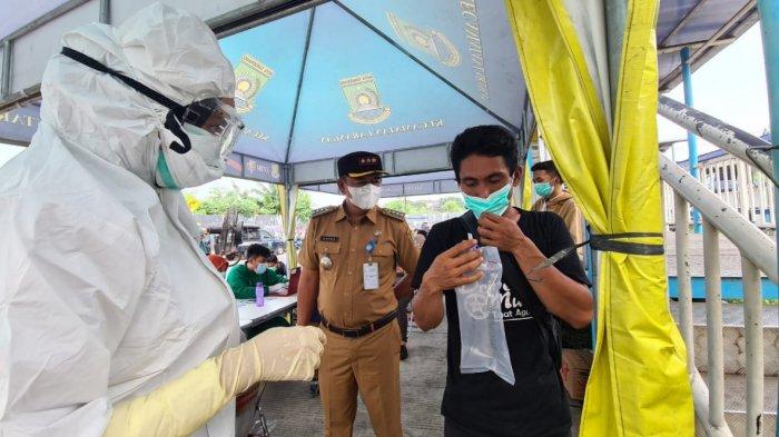 Kantor Kecamatan Larangan, Kota Tangerang menggelar tes Covid-19 menggunakan alat GeNose di Shuttle Busway Puri Beta, Senin (24/5/2021).