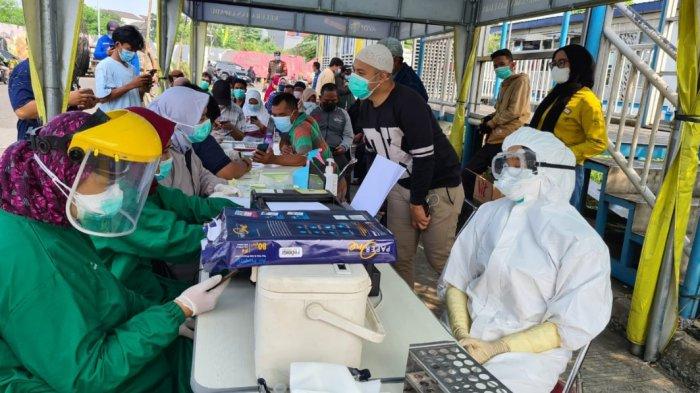 Kantor Kecamatan Larangan, Kota Tangerang menggelar tes Covid-19 menggunakan alat GeNose di Shuttle Busway Puri Beta, Senin (24/5/2021).