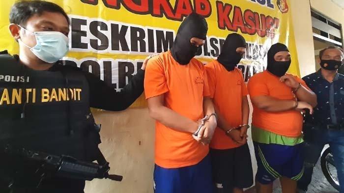 Tiga tersangka saat diperlihatkan polisi di Mapolsek Gubeng Surabaya, Jumat (18/6/2021).