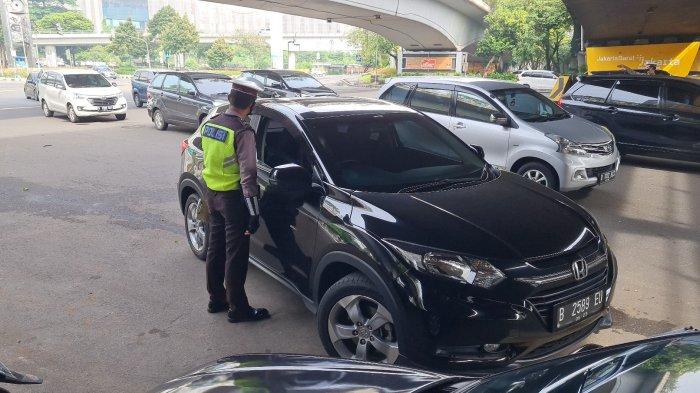 Suasana penindakan di Kolong Tol Tomang Raya, Grogol Petamburan, Jakarta Barat pada Kamis (28/10/2021).