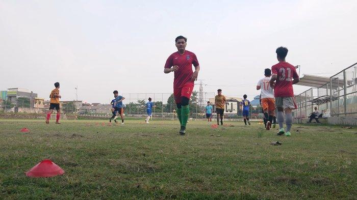 Tim Sepak bola sedang berlatih di lapangan sepak bola CCP, Rabu (11/5/2022)