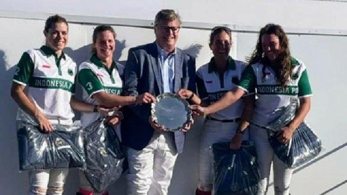Anggota tim Indonesia Polo, dari kiri ke kanan: Heloise Wilson-Smith, Lottie Lamacroft, Sarah Wiseman dan Bryony Tailor.