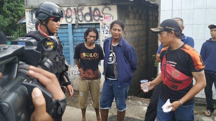 Tim Jaguar Polresta Depok saat membuka blokade Jembatan Pitara yang ditutup oknum FBR dan PP, Pancoran Mas, Depok, Selasa (25/12/2018).