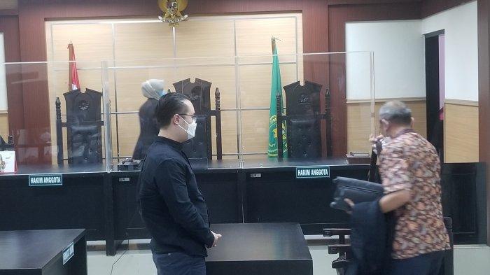 Terdakwa penipuan investasi di Tangerang Selatan senilai Rp 20 miliar, Timothy (baju hitam) dihadirkan dalam sidang pledoi di Pengadilan Negeri Tangerang, Jumat (11/6/2021).