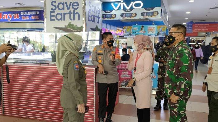 ForkopImda Kota Depok meninjau langsung kepadatan pengunjung di pusat perbelanjaan, Minggu (2/5/2021).