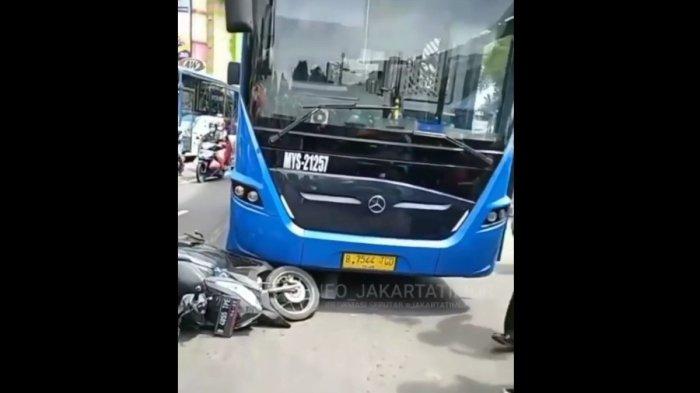 bus Transjakarta yang menabrak pengendara sepeda motor perempuan di lampu merah simpang PGC, Kramat Jati, Jakarta Timur, Sabtu (5/3/2022)