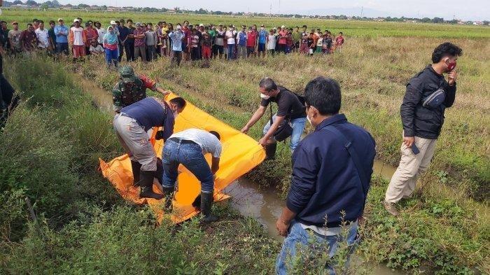 Tim Inafis Polres Tegal melakukan olah TKP dan evakuasi mayat perempuan di area persawahan Desa Dukuhturi, Kabupaten Tegal, Sabtu (5/3/2022).