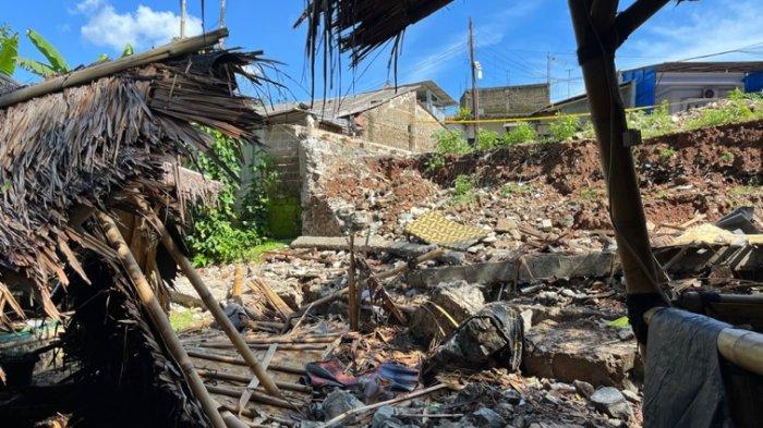 Kondisi lokasi longsor maut di Rumah Makan Saung Tiga, Sawangan, Kota Depok, pada Jumat (3/6/2022) pagi.