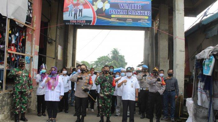 Dandim 0510/Trs Letkol Inf Bangun I.E Siregar,SH dan Kapolresta Tangerang Kombespol Ade Ary Syam Indardi di Pasar Ceplak Jalan Raya Kresek Kecamatan Sukamulya Kabupaten Tangerang, Rabu (09/09/2020).