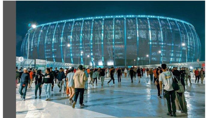 Tokoh senior The Jakmania, Bung Ferry Indrasjarief membungkam pihak yang selama ini menuding dibangunnya Jakarta International Stadium (JIS) hanya untuk pencitraan Gubernur DKI Jakarta, Anies Baswedan.