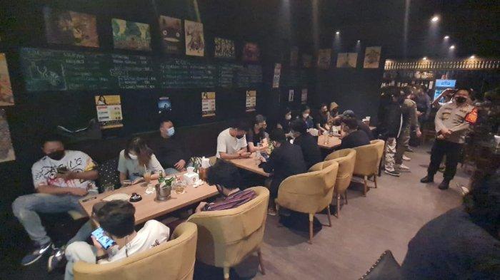Suasana keramaian pengunjung yang tidak menerapkan jaga jarak di Tori Bar saat didatangi aparat gabungan pada Sabtu (19/6/2021)