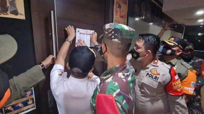 Camat Cilandak, Kapolsek Cilandak dan Danramil Cilandak bersama-sama menempelkan stiker penutupan sementara Tori Bar selama 3 hari yang melanggar protokol kesehatan dan tak kooperatif pada Sabtu (19/6/2021).
