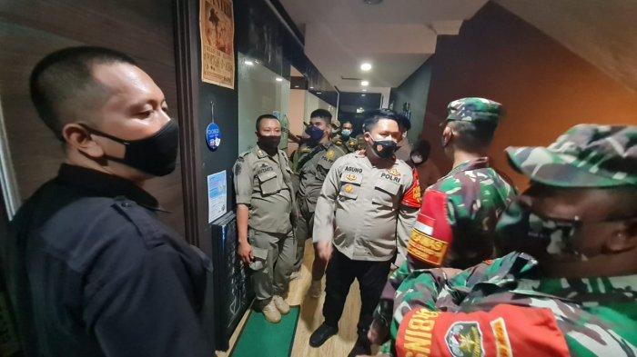 Pintu masuk Tori Bar di kawasan Ruko Fatmawati Mas sengaja ditutup begitu aparat gabungan mendatangi bar tersebut saat operasi yustisi dan cipta kondisi di kawasan Cilandak Barat, Kecamatan Cilandak, Jakarta Selatan pada Sabtu (19/6/2021) malam.