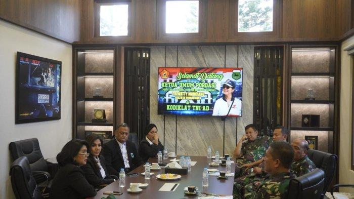 Ketum PP Pordasi Triwatty Marciano berkunjung ke Mako Kodiklat bersama beberapa jajarannya, yakni Sekjen PP Pordasi Adinda Yuanita, Wakil Sekjen Dewi Anggraini dan Ketua Komisi Equestrian Brigjen TNI Mar Purn Ivan Ahmad Rizky Titus.