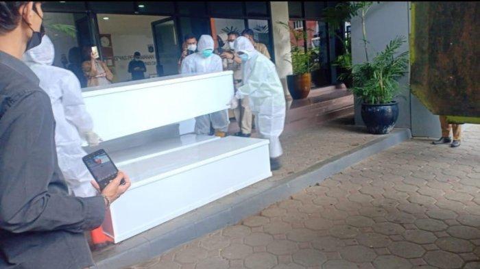 Viral di media sosial sejumlah foto yang memperlihatkan sebuah truk berkelir hijau mengangkut beberapa peti mati warna putih.