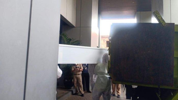 Viral di media sosial sejumlah foto yang memperlihatkan sebuah truk berkelir hijau mengangkut beberapa peti mati warna putih.