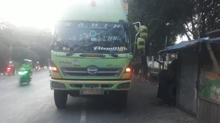 Sebuah truk diamankan polisi usai menabrak sepeda motor yang mengakibatkan pengendaranya tewas dalam kecelakaan di Jalan Raya Kaliabang, Kota Bekasi, Selasa (16/8/2022).Â