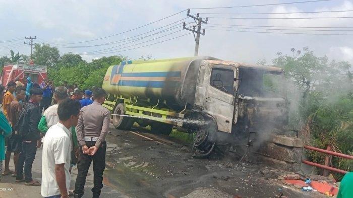 Kondisi truk tangki yang sempat terbakar dalam kecelakaan di Lampung hari ini. Ayah dan anak meninggal dunia dalam kecelakaan hari ini di Lampung saat melintasi Jalintim Mesuji, Rabu (11/9/2022).