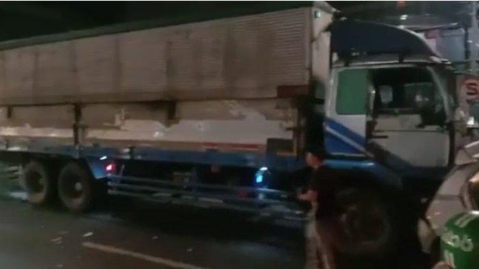 Truk tronton tabrak 9 pengendara di Jalan Dewi Sartika Ciputat, Minggu (31/10/2021).