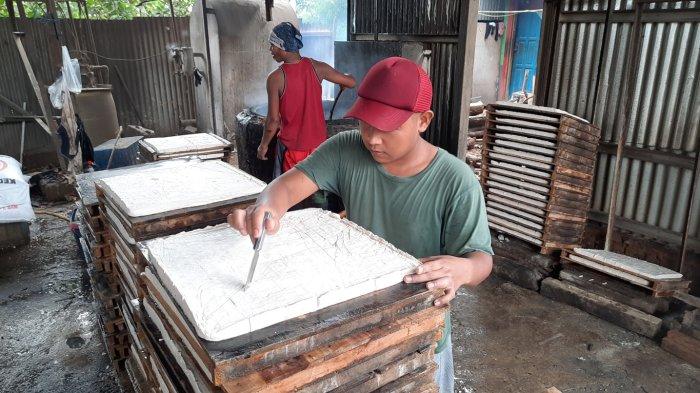 Pengrajin tahu di Kelurahan Bojong Menteng, Kecamatan Rawalumbu, Kota Bekasi menjerit harga kedelai meroket.