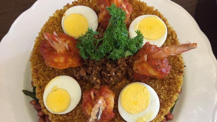 Restoran yang menyuguhkan ragam kuliner khas peranakan Malaysia Penang Bistro, menyediakan tumpeng cake yang dapat dipesan untuk memeriahkan hari spesialmu sebagai pengganti kue ulang tahun.