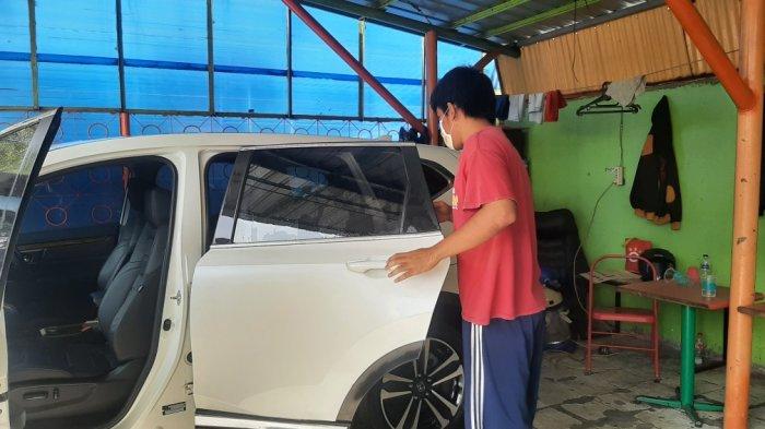 Penyandang disabilitas bekerja di salah satu car wash di Jalan Jendral Basuki Rachmat, Jatinegara, Jakarta Timur, Selasa (23/2/2021)