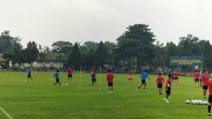 Timnas Indonesia U-19 menggelar latihan di lapangan Tajimalela Rawalumbu Kota Bekasi, Minggu (3/7/2022).