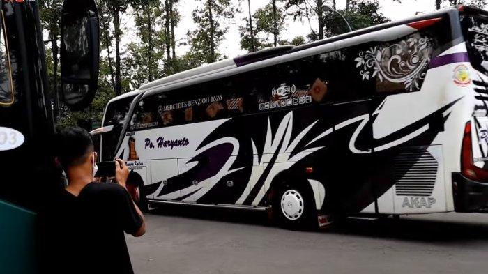 Seorang busmania sedang hunting bus AKAP di terminal. Saat ini keberadaan busmania sedang menjamur.