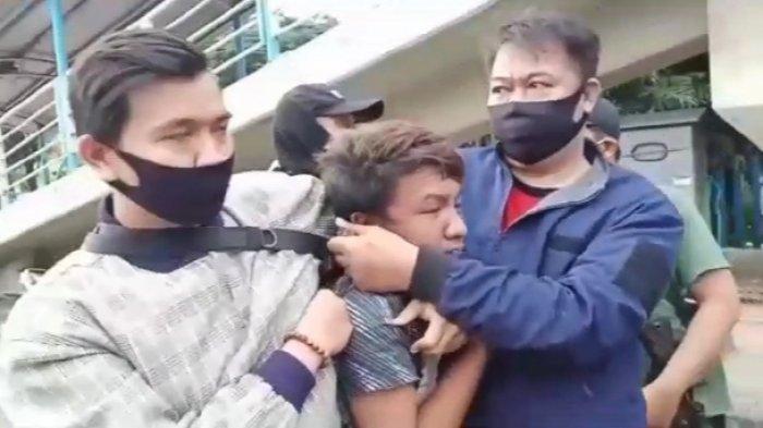 Tim Rajawali Polrestro Jakarta Timur saat menangkap Muhammad Qhairul Fauzi alias Unyil (20) di Kramat Jati, Jakarta Timur, Senin (14/12/2020)