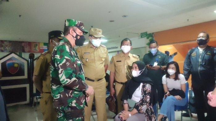 Suasana vaksinasi yang digelar Lanud Halim Perdanakusuma di Mal Pondok Gede, Bekasi, Senin (26/7/2021).