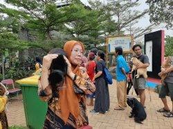 Warga Cipayung Antusias Bawa Hewan Peliharaan Vaksinasi Rabies Gratis di RPTRA Payung Tunas Teratai