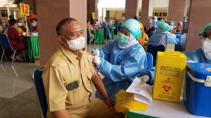 Dinas Kesehatan Kota Tangerang melakukan vaksinasi booster Covid-19 untuk pekerja pelayanan publik di Kota Tangerang sejak Senin (17/1/2022).