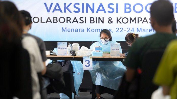 Vaksinasi Covid-19 di Menara Kompas, Selasa (22/3/2022). (3)
