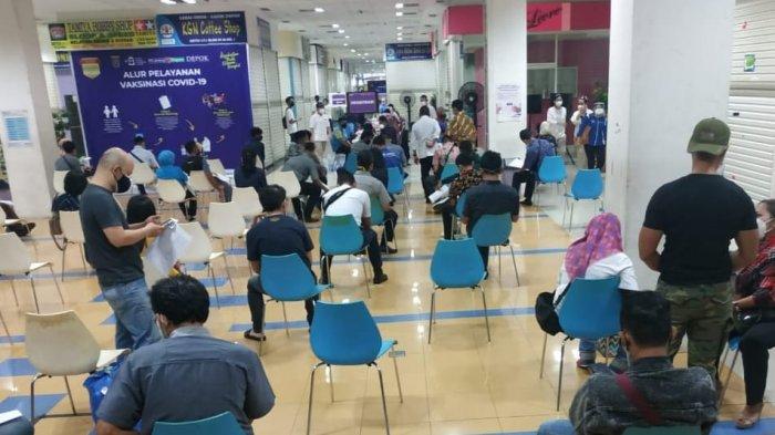 Vaksinasi untuk pegawai di pusat perbelanjaan Depok Town Square, Beji, Selasa (23/3/2021)