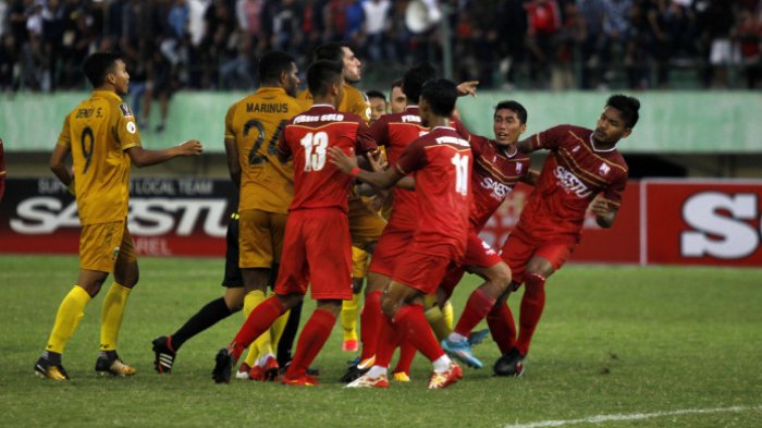 Pemain Bhayangkara FC, Vladimir Vujovic terlibat adu mulut dengan pemain Persis Solo, pada uji coba di Stadion Manahan, Solo, Minggu (25/2/2018) sore. GONANG SUSATYO/BOLASPORT.COM
