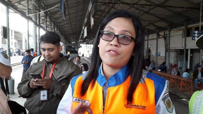 VP Corporate Communications PT Kereta Commuter Indonesia Anne Purba di Stasiun Jatinegara, Jumat (12/4/2019).