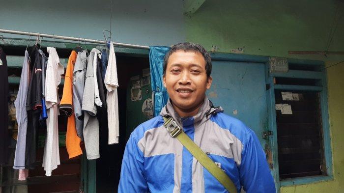 Waget, warga di RT 5 RW 9 Kelurahan Kebon Pala, Makasar, Jakarta Timur, Jumat (19/2/2021).