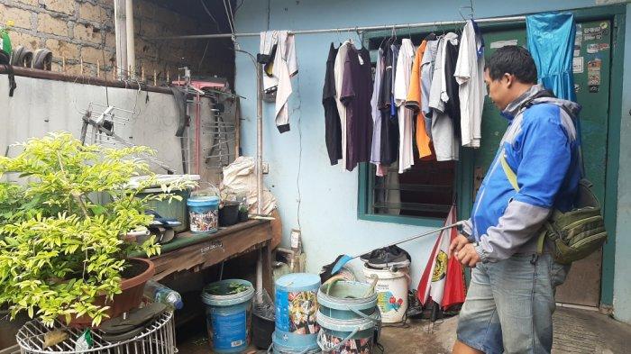 Waget, warga di RT 5 RW 9 Kelurahan Kebon Pala, Makasar, Jakarta Timur, Jumat (19/2/2021).