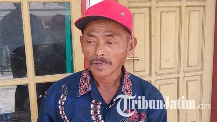 Wagiman (55) atau yang biasa disapa Pak Roh, warga Dusun Kampung Renteng, Desa Sumberwuluh, Candipuro, Lumajang, ceritakan amalan yang dilakukan rutin setiap hari hingga rumahnya lolos dari sapuan awan panas guguran dan lahar Gunung Semeru, Kamis (9/12/2021).