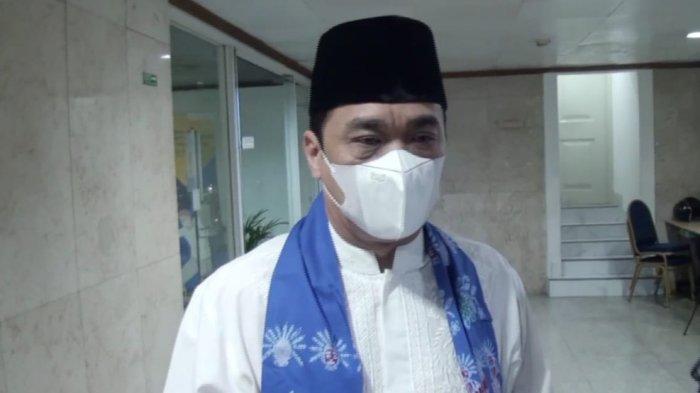 Wakil Gubernur DKI Jakarta Ahmad Riza Patria saat diwawancarai awak media di Balai Kota DKI Jakarta, Gambir, Jumat (18/3/2022).