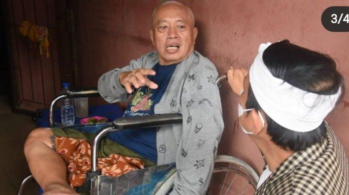 Wakil Ketua Komisi IV DPR RI Dedi Mulyadi saat menemui guru SPM-nya yang sakit stroke.