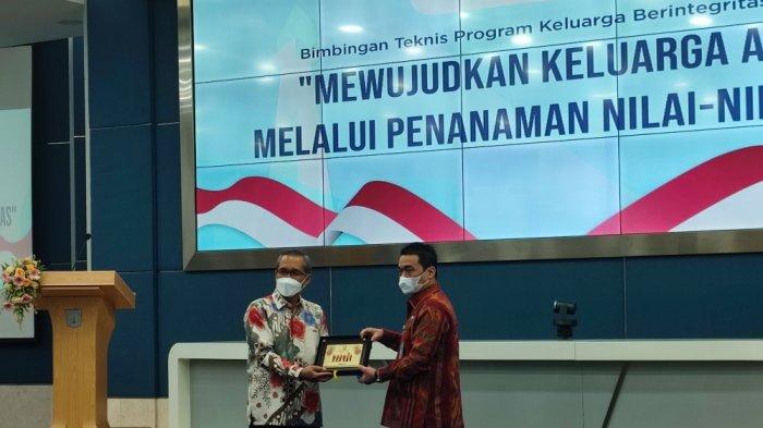 Wakil Ketua Komisi Pemberantasan Korupsi (KPK) Alexander Marwata dan Wakil Gubernur DKI Jakarta Ahmad Riza Patria saat bimbingan teknik (bimtek) program keluarga berintegritas Provinsi DKI Jakarta di ruang pola Balai Kota DKI, Jakarta Pusat, Kamis (16/3/2022).