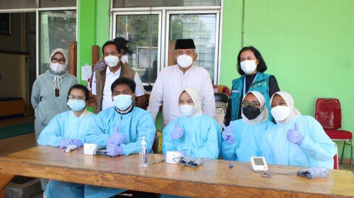 Wali Kota Bekasi Rahmat Effendi memantau pelaksanaan vaksinasi massal serentak 272.000 dosis Pfizer di sejumlah titik di Kota Bekasi, Jumat (10/9/2021).