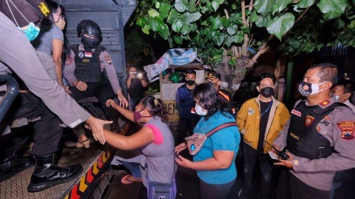 Wali Kota Solo, Gibran Rakabuming (jaket kuning), ikut razia PSK yang digelar Polresta Solo, Sabtu (27/2/2021) malam.